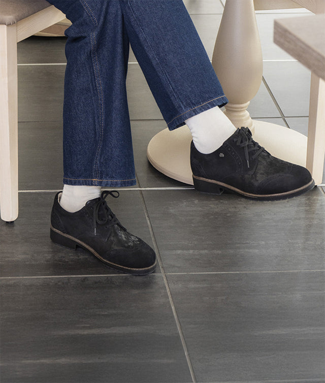 Primo piano di scarpe finncomfort asiago nere
