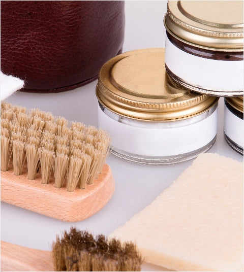 set per la pulizia delle calzature che comprende spazzole, creme e spugna