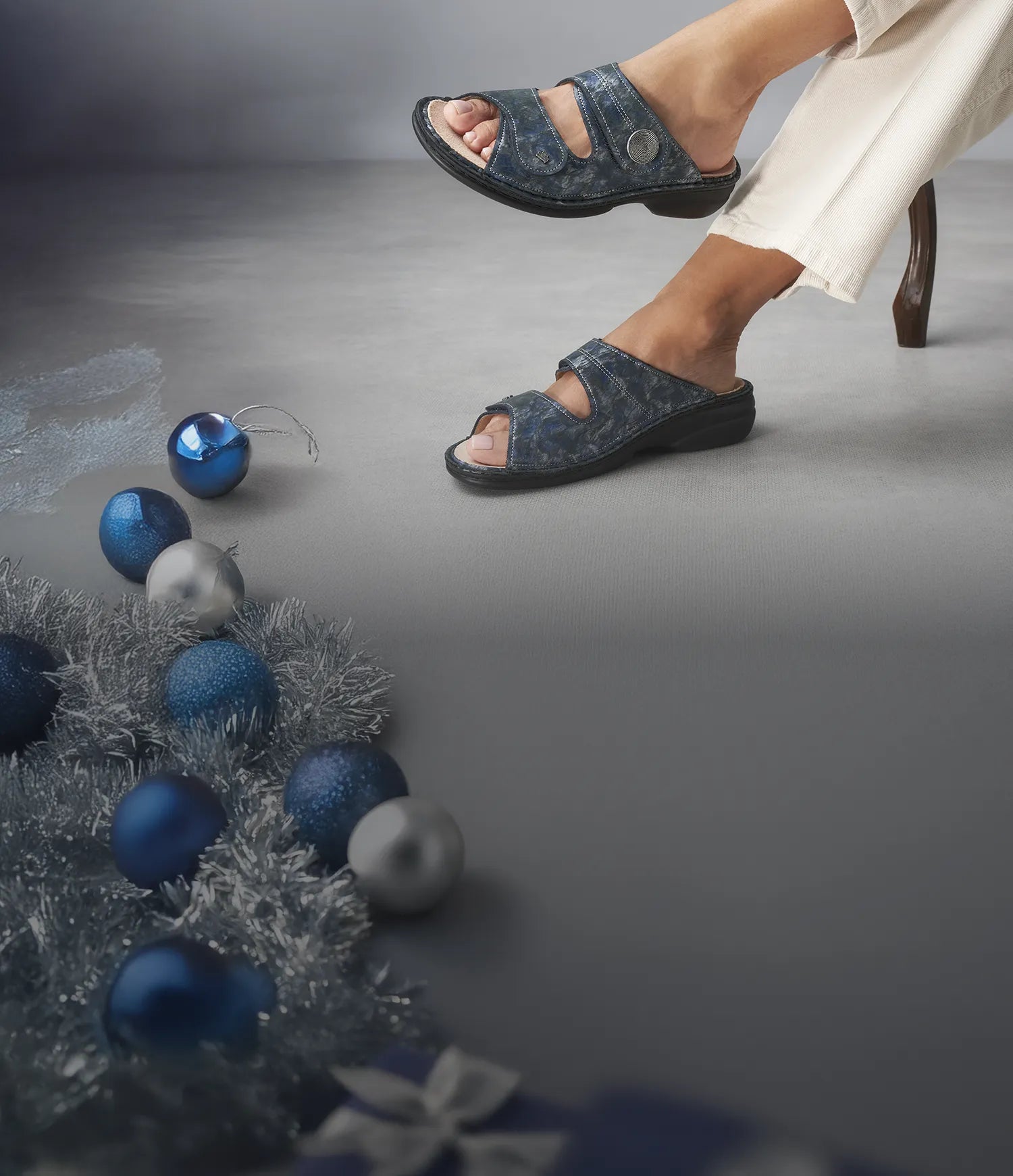 Primo piano di sansibar marine indossate da donna seduta con decorazioni natalizie