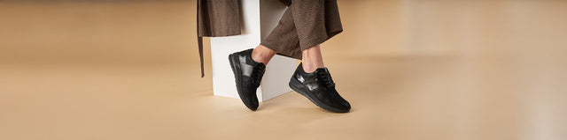 Primo piano di Caino Scarpe Donna con Plantare Morbido schwarz nere indossate
