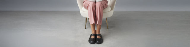 Primo piano di Stanford Sabot Donna schwarz nere con vista frontale, indossate da donna seduta
