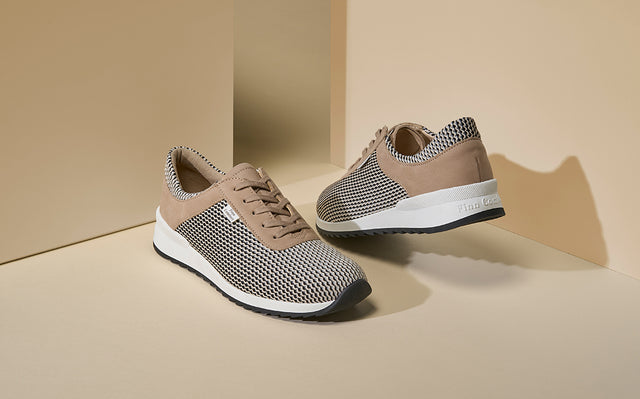 primo piano still di scarpe finncomfort cerritos color marroncino in mesh materiale sintetico