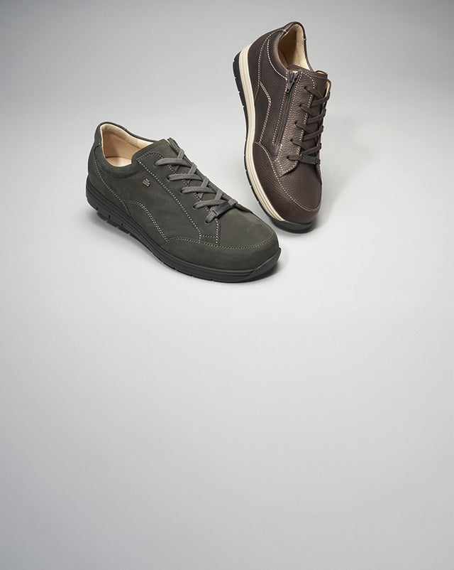 Primo piano di una scarpa da uomo finncomfort Osorno darkbrown marrone
Pelle bottalata e di una scarpa Osorno in pelle nubuk grigia su sfondo neutro grigio chiaro